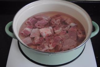 排骨冷水下锅煮沸5分钟