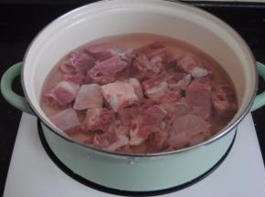 排骨冷水下锅煮沸5分钟