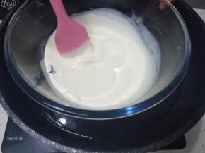 准备一个锅，让巧克力跟淡奶油隔水加热。