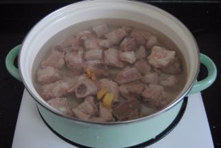 再次把排骨放入锅内，放入适量的清水，加入姜片，胡椒粉和料酒