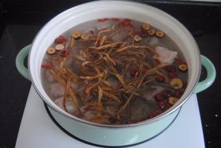 把红枣片枸杞，黄花菜捞出放入锅内大火煮沸后转小火慢熬40分钟即可