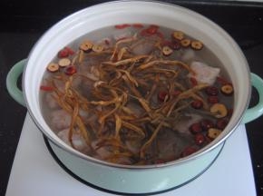 把红枣片枸杞，黄花菜捞出放入锅内大火煮沸后转小火慢熬40分钟即可