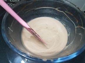 在加热的过程中，慢慢的搅拌，让巧克力跟淡奶油完全融合，然后将完全融合的巧克力淡奶油放入冰箱四小时降温。
