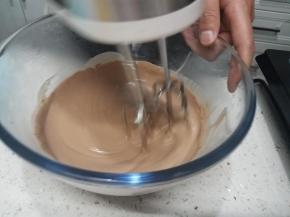 冷藏好的淡奶油进行打发，三分之二加15g的细砂糖打发硬一点做夹馅，另外三分之一加5g的细砂糖，轻微打发一下做表面装饰。