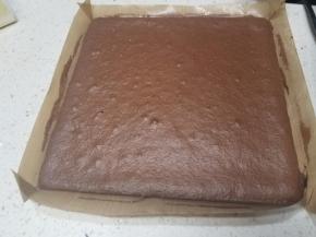 取出烤制完成的蛋糕片，室温冷却。