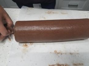 卷好的蛋糕卷用油纸包好冷藏定型，然后再取出打开油纸。