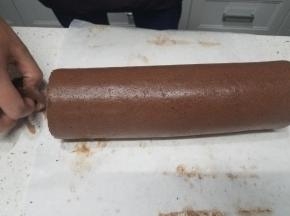 卷好的蛋糕卷用油纸包好冷藏定型，然后再取出打开油纸。