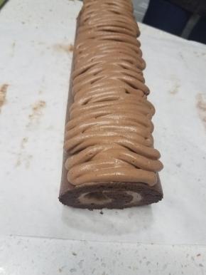 用剩下的巧克力奶油进行装饰，发挥个人的创意就可以了。