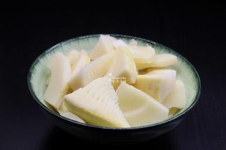 竹笋去壳，洗净切块，大块，小块都可以，竹笋挑选嫩的；