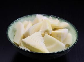 竹笋去壳，洗净切块，大块，小块都可以，竹笋挑选嫩的；