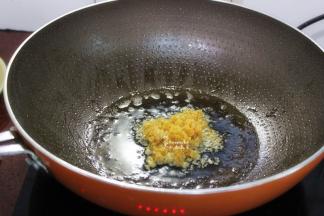 热锅，倒油，把剁碎的蒜泥倒入，煸香；