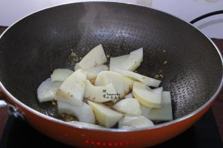 把汆烫好的竹笋，入锅，翻炒；