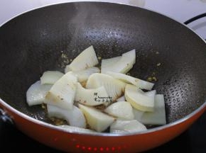 把汆烫好的竹笋，入锅，翻炒；