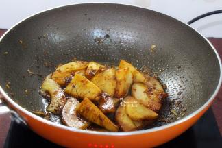 放豆瓣酱、盐炒均，美味出锅。喜欢吃葱还可以配上一点葱，颜色更漂亮，我是没有放葱的哦。