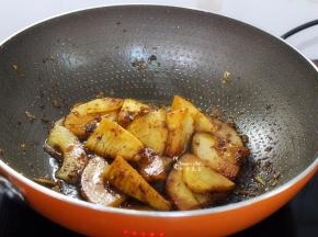 放豆瓣酱、盐炒均，美味出锅。喜欢吃葱还可以配上一点葱，颜色更漂亮，我是没有放葱的哦。