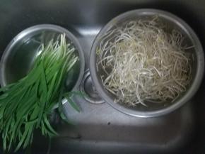 豆芽，韭菜洗净。