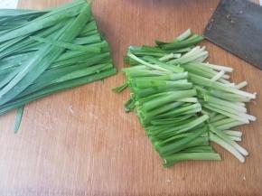 韭菜切段，但是底部跟叶子部分分开。