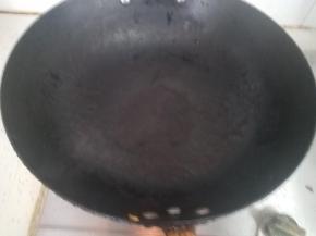 准备一口锅，加热去掉水分。