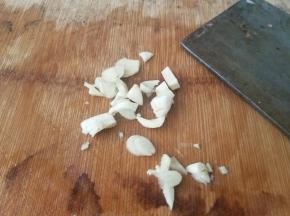 蒜瓣切碎。