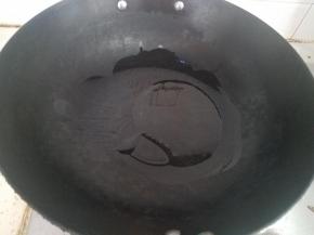 当锅内没有水分时，加入植物油。