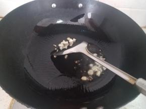 当植物油6-7分热时加入蒜末炒香。