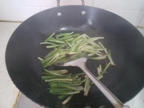 倒入韭菜根部，翻炒。