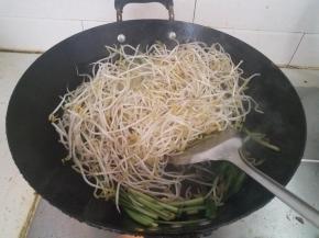 再加入豆芽，大火炒匀。