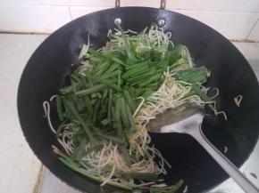 最后加入剩下的韭菜，翻炒均匀。