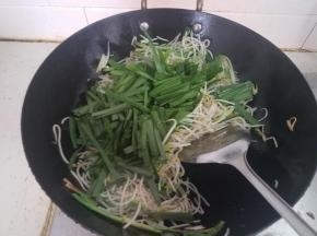 最后加入剩下的韭菜，翻炒均匀。