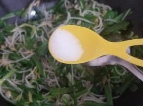 最后，加入盐，翻炒均匀即可装盘上桌了。