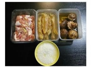 米用水、油浸泡半小时；花胶、香菇浸泡好切块切条；鸡腿去骨切块用盐、料酒、姜片、油腌半小时备用。