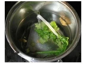 汤鍋放入适當水，葱、香菜、姜片和将浸泡过花胶和香菇的水烧开。