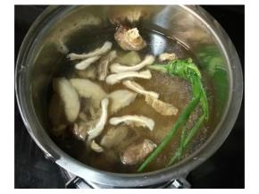 水开后放入切好的香菇、花胶和米，煲至米开花后，放入鸡腿肉煲10分钟即可。