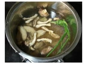水开后放入切好的香菇、花胶和米，煲至米开花后，放入鸡腿肉煲10分钟即可。