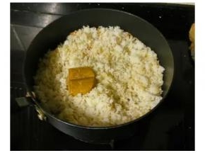 锅热油下冷饭翻炒，放入咖喱块