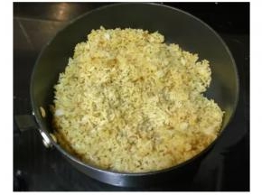 咖喱块融入饭变金黄色