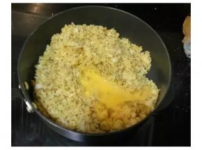 放入鸡蛋继續炒到饭干身，在锅里弹跳起来的即可。