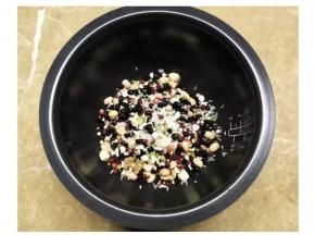 锅中加水开始熬粥