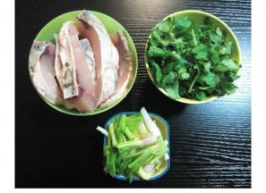 脆肉鲩洗净切件（切大了→_→）葱、香菜切段，姜切块拍一拍出味备用