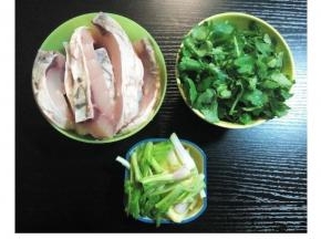 脆肉鲩洗净切件（切大了→_→）葱、香菜切段，姜切块拍一拍出味备用
