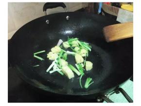 起锅热油，放入一半的葱段和姜炒出香味