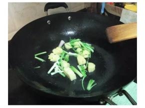 起锅热油，放入一半的葱段和姜炒出香味