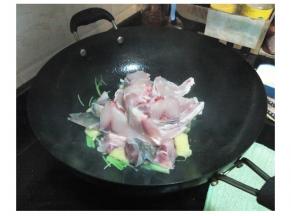 放入鱼肉快速爆炒