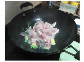 放入鱼肉快速爆炒