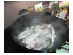 断生后放入盐，倒入料酒继续爆炒