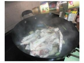 断生后放入盐，倒入料酒继续爆炒