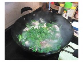 最后将剩下的葱段和香菜放入锅里炒均即可