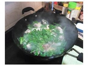 最后将剩下的葱段和香菜放入锅里炒均即可