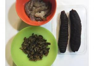 虾洗净去身上的壳，留着尾部的壳，用盐、胡椒粉、料酒腌一会；海参切粒，用盐、油、料酒腌一会。