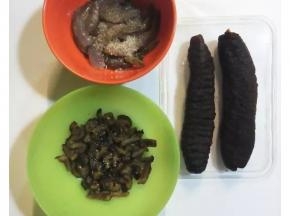 虾洗净去身上的壳，留着尾部的壳，用盐、胡椒粉、料酒腌一会；海参切粒，用盐、油、料酒腌一会。